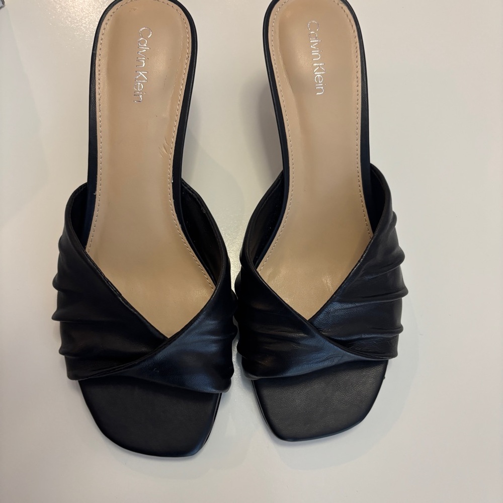 NWB Calvin Klein Black Leather Mules twisted design Size 8